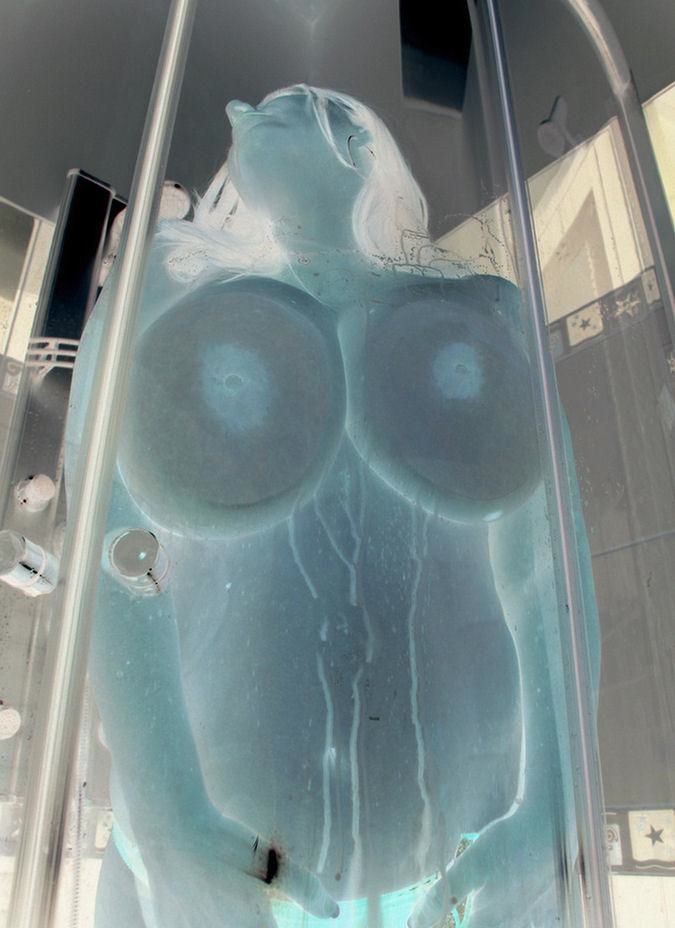img巨乳をガラスに押し当て乳首をコリコリエロ動画像 (5)