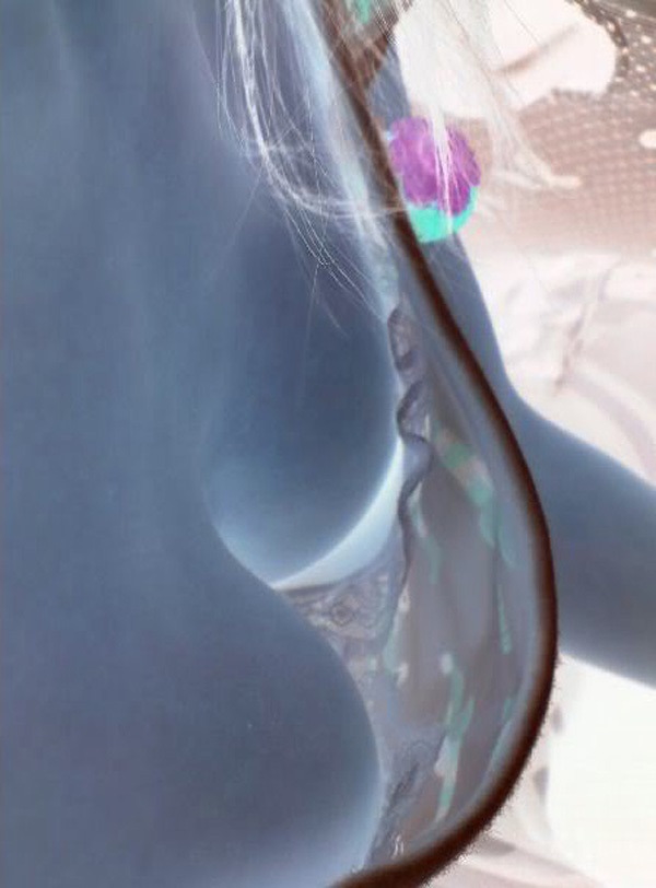 超美人のおっぱいの谷間・乳首がポロリのエロ動画像 (4)